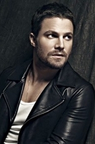 Stephen Amell garde le rôle d'Oliver jusqu'en 2019